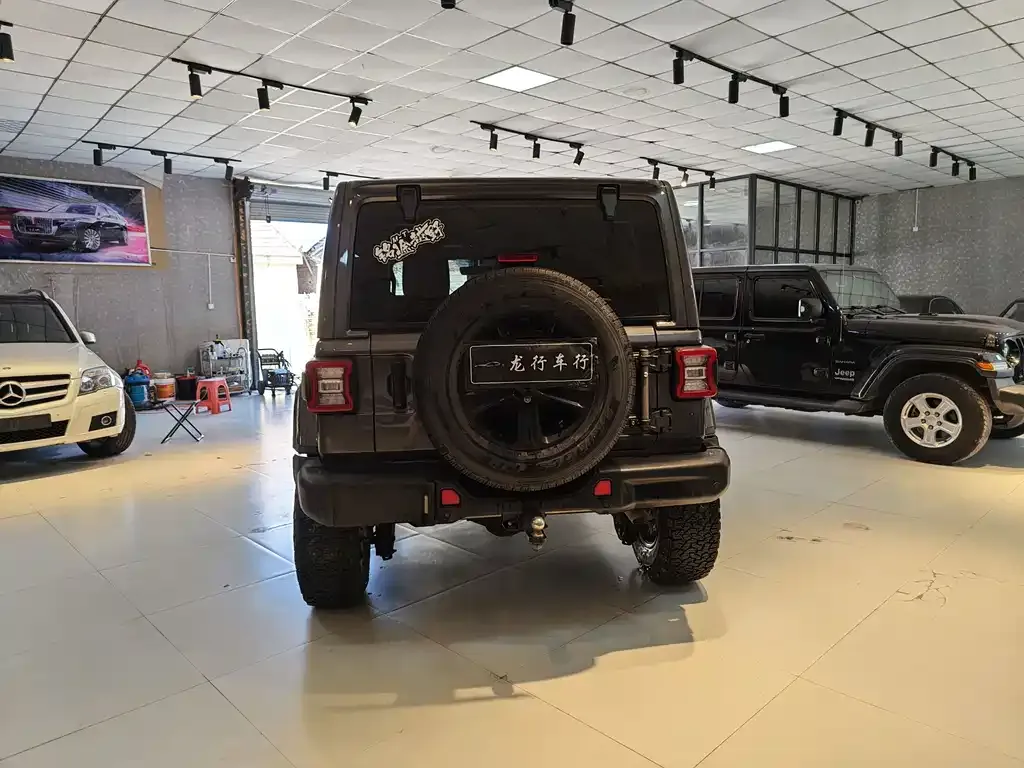 Jeep Wrangler — фото 9