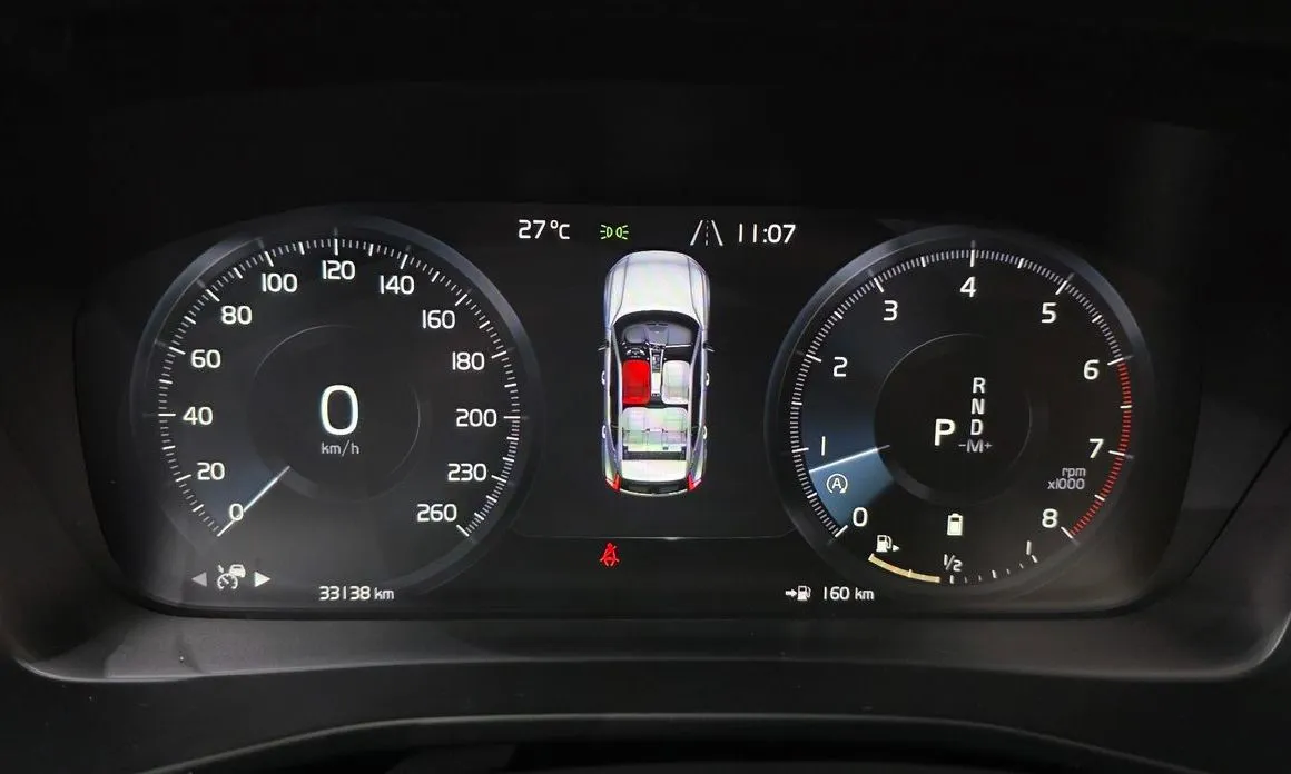 Volvo XC40 — фото 9