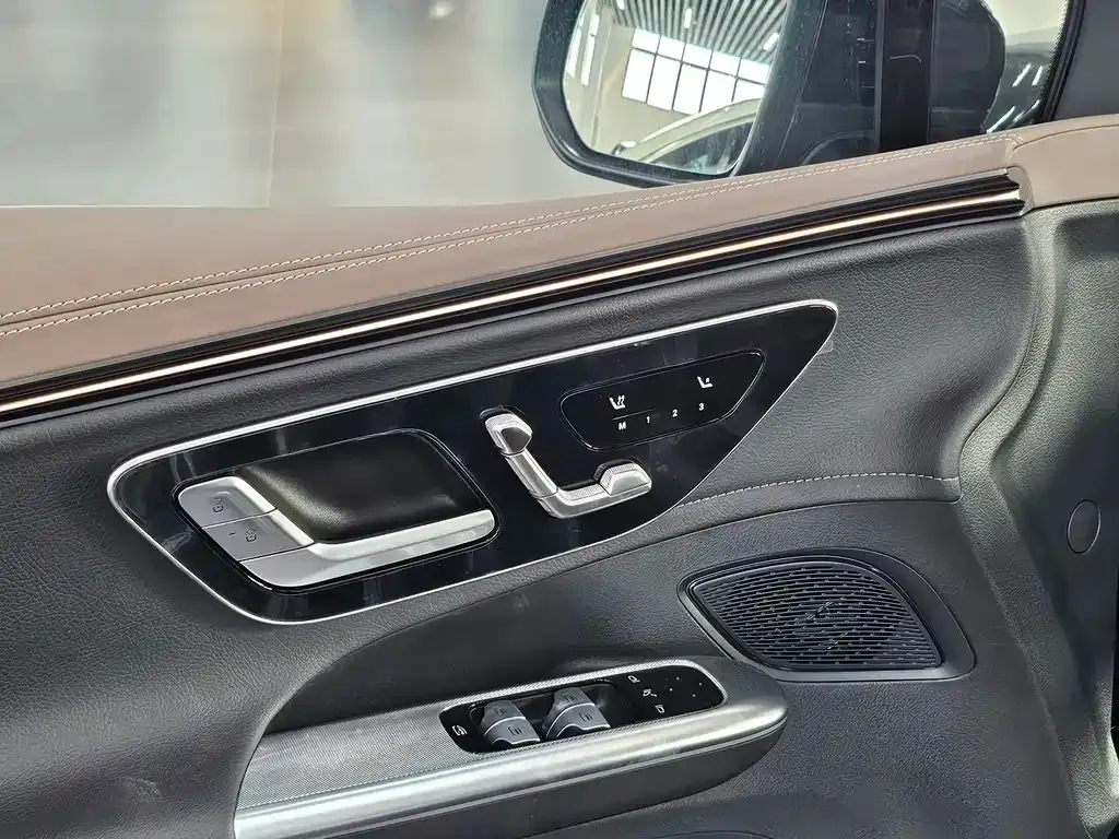 Mercedes-Benz EQE SUV — фото 9