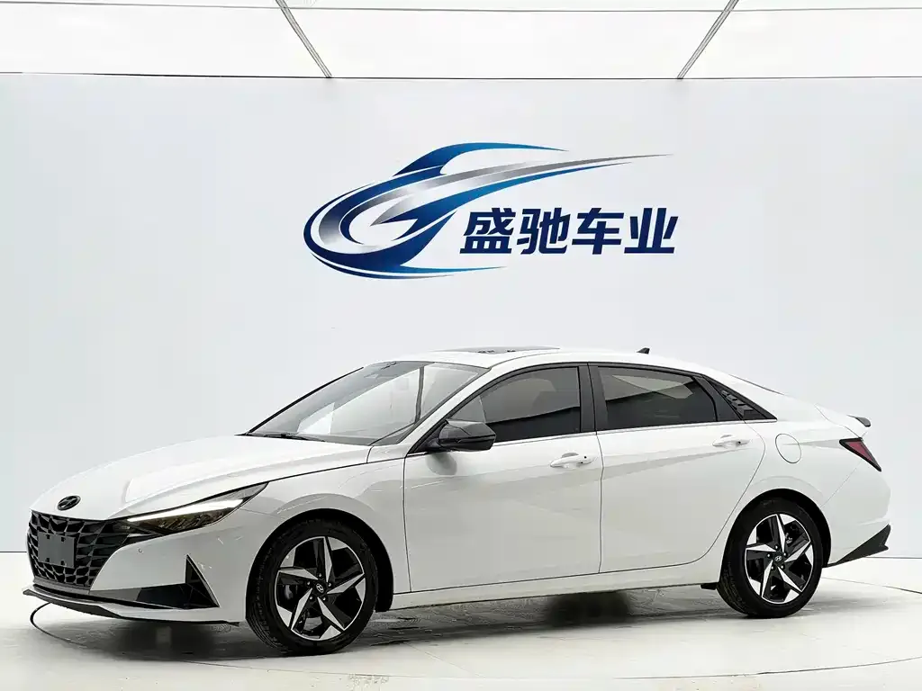 Hyundai Elantra — фото 1