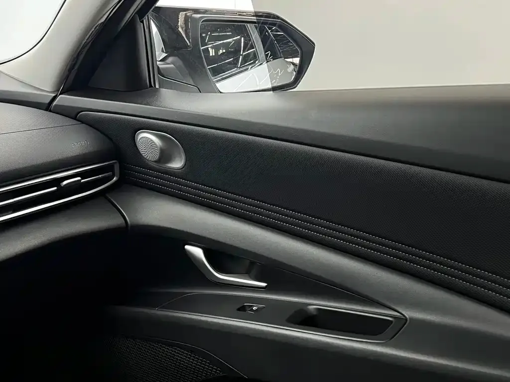 Hyundai Elantra — фото 7