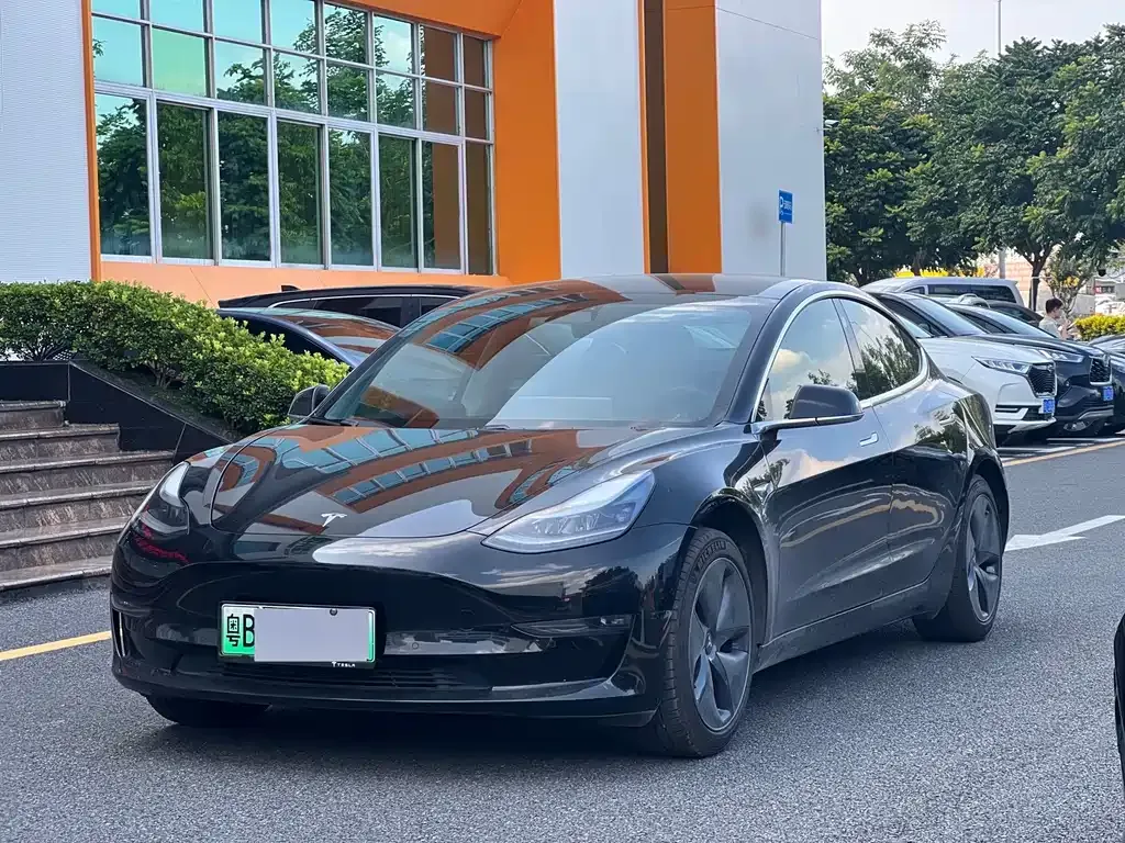 Tesla Model 3 — фото 1