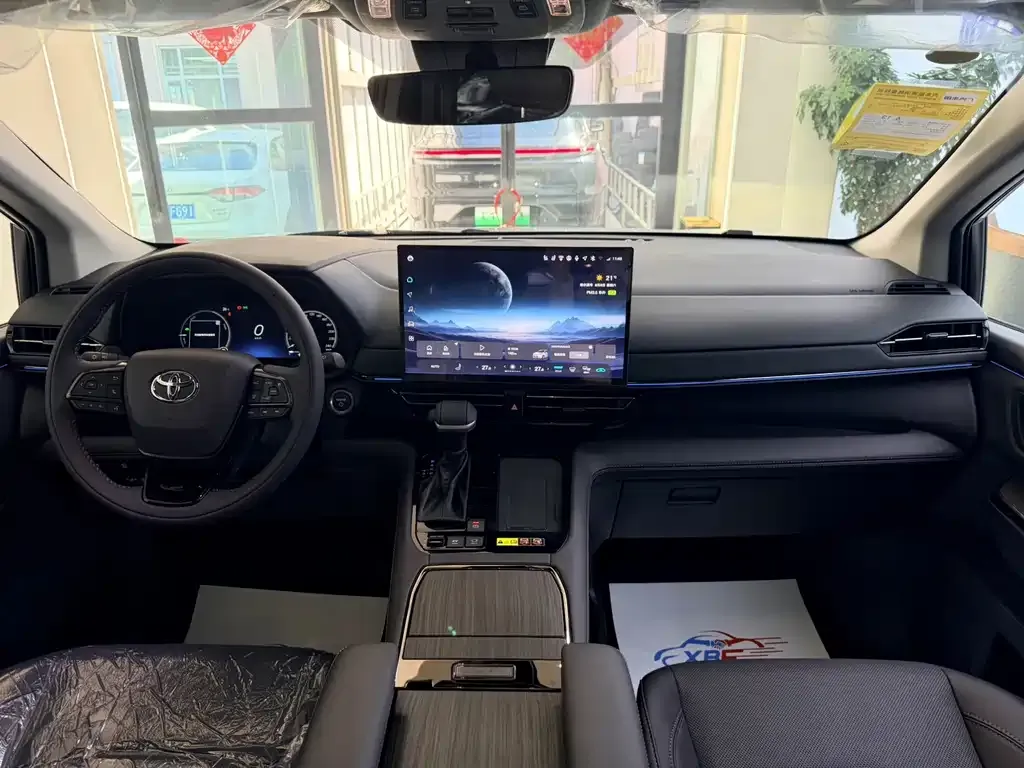 Toyota Sienna — фото 10