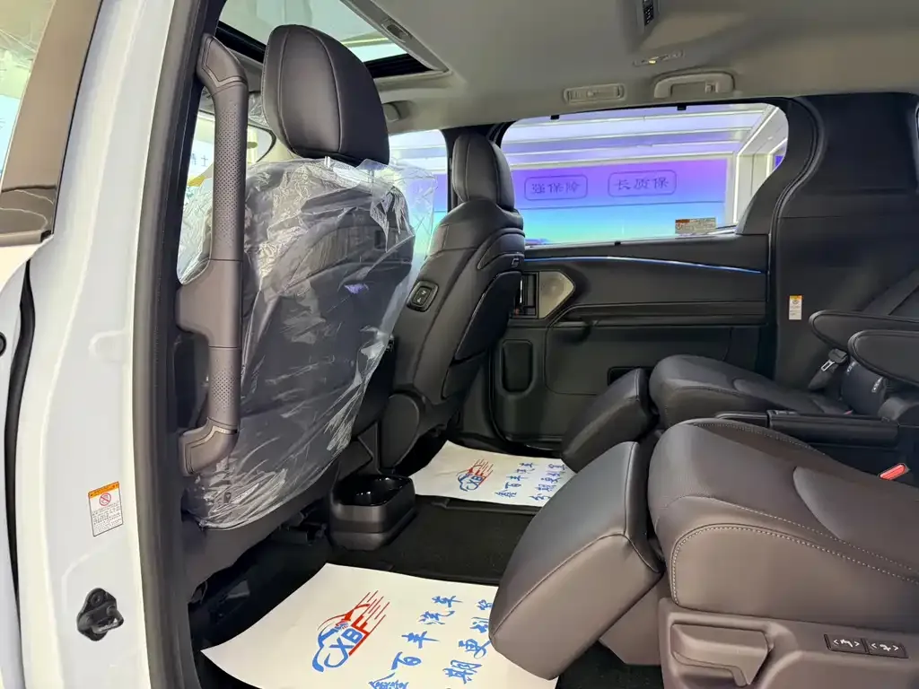Toyota Sienna — фото 8