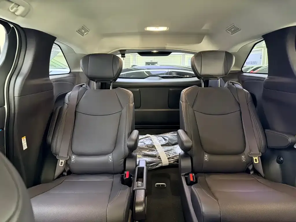 Toyota Sienna — фото 7