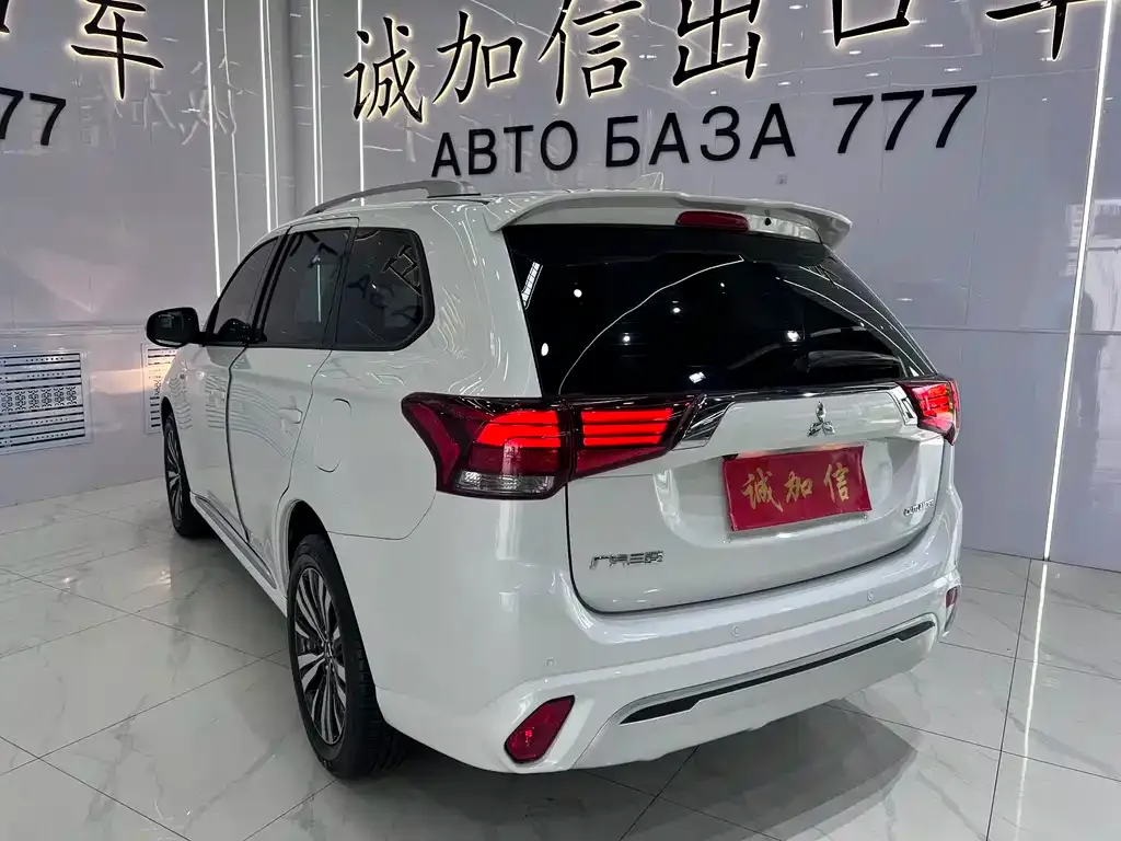 Mitsubishi Outlander — фото 5