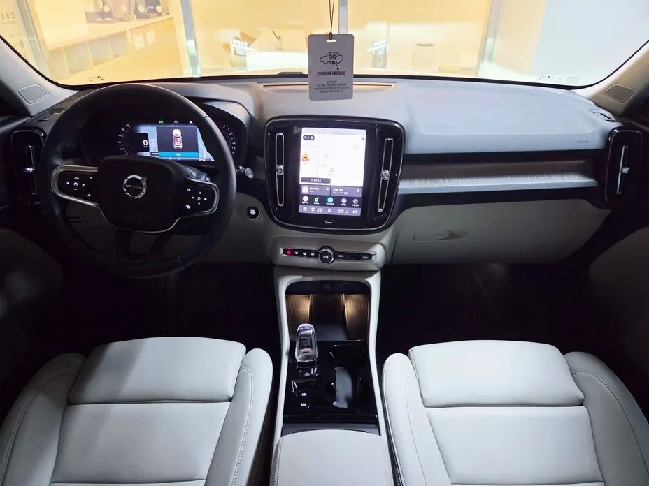 Volvo XC40 — фото 10