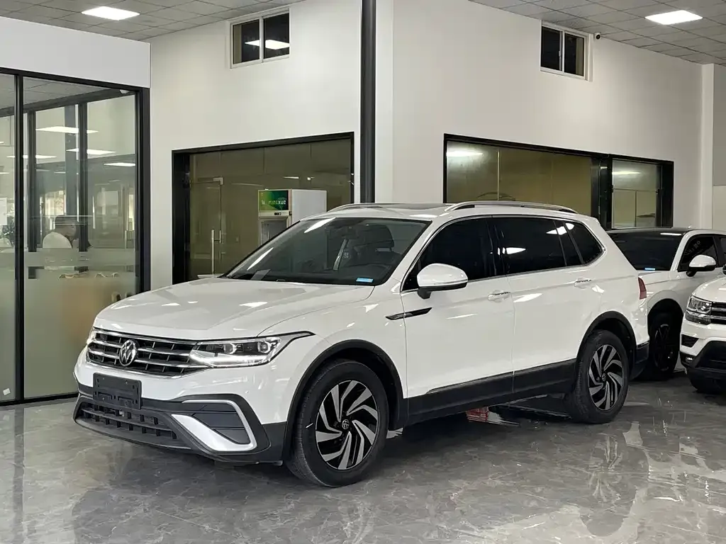 Volkswagen Tiguan L — фото 1