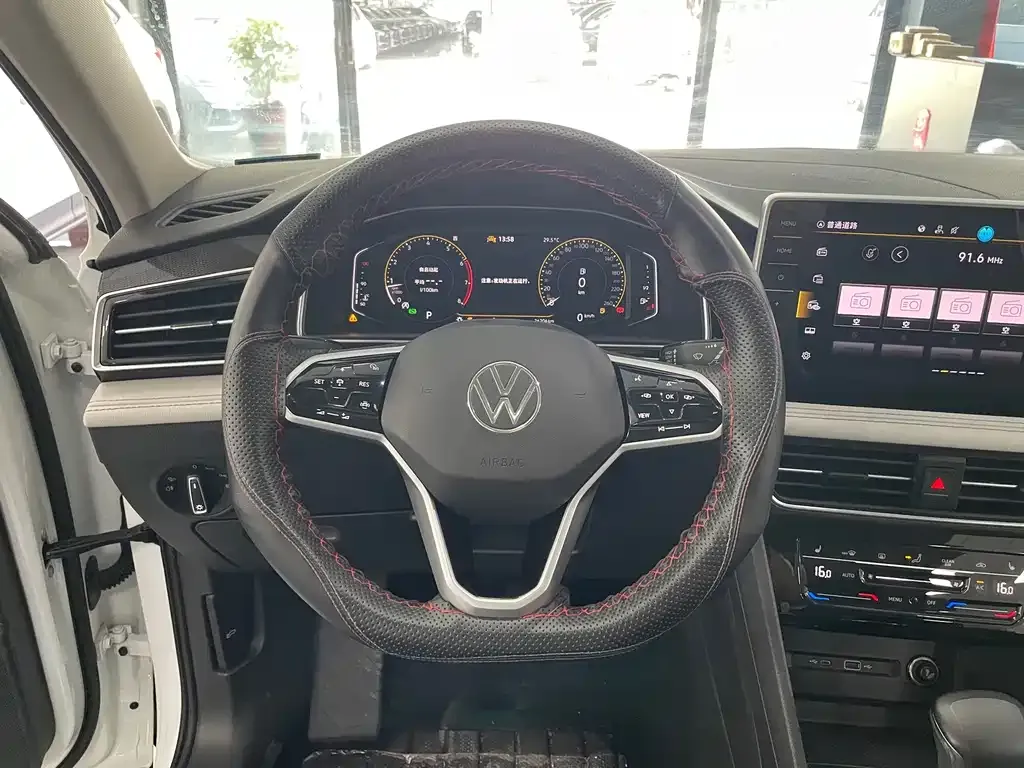 Volkswagen Tiguan L — фото 10