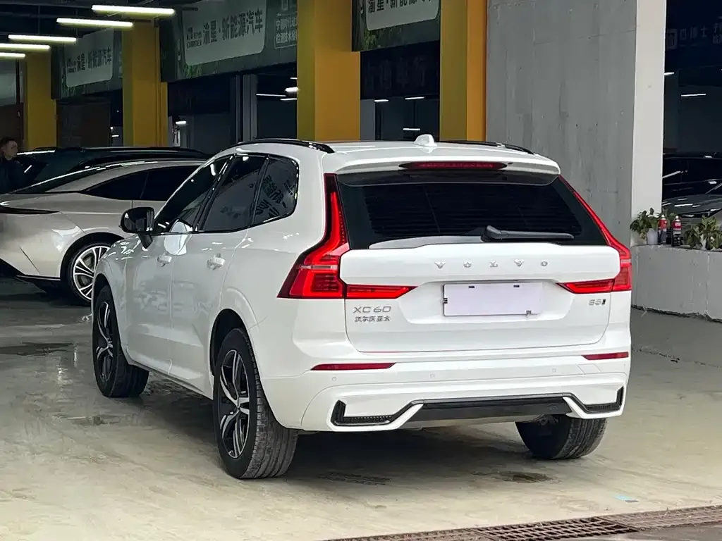 Volvo XC60 — фото 7