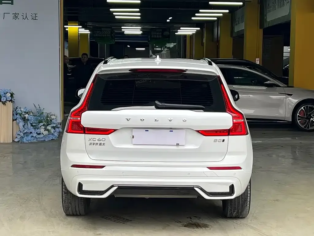 Volvo XC60 — фото 8