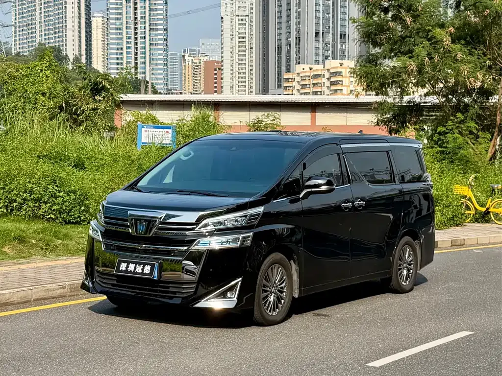 Toyota Vellfire — фото 1