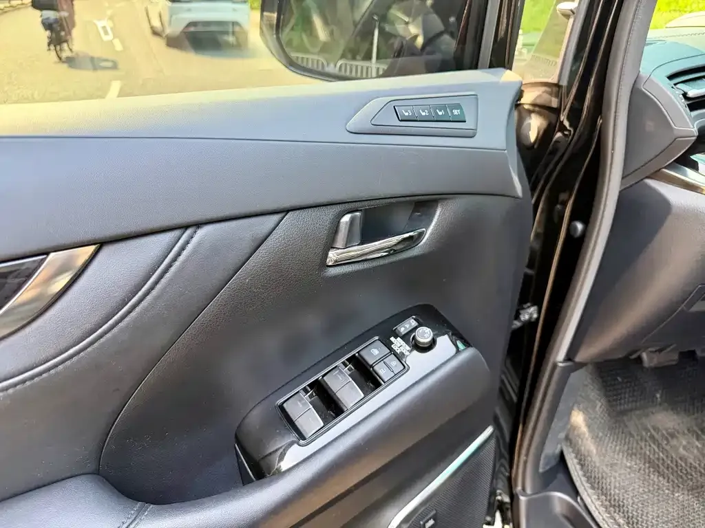 Toyota Vellfire — фото 5