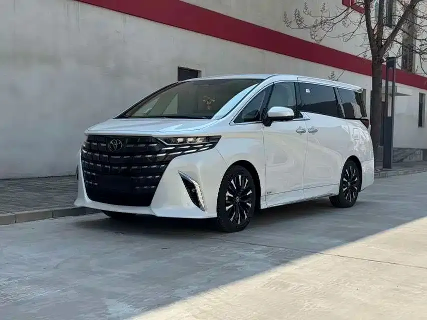 Toyota Alphard — фото 1