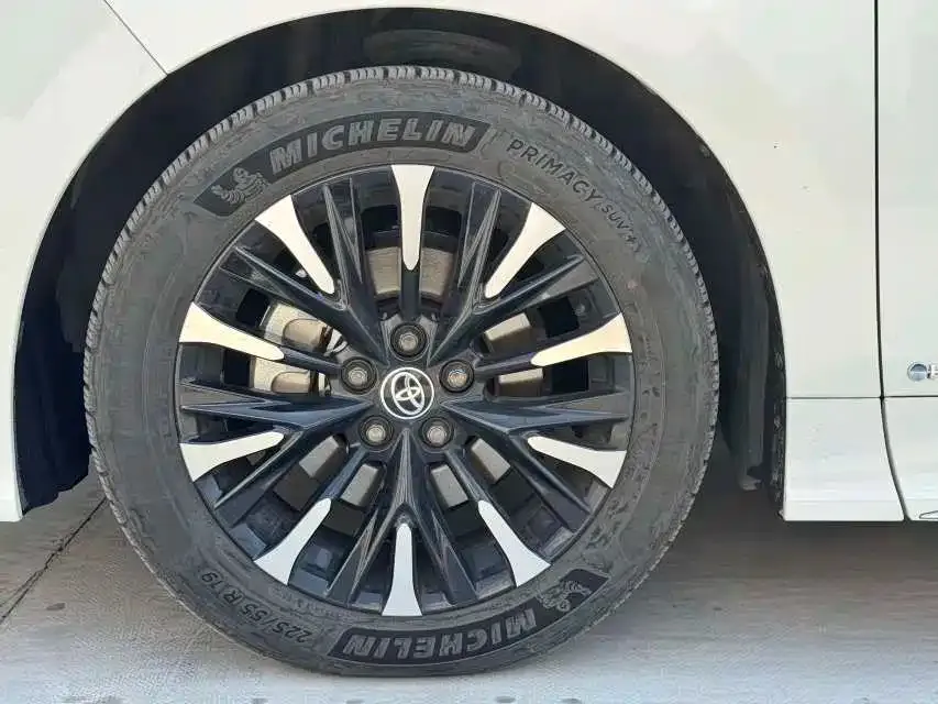 Toyota Alphard — фото 5