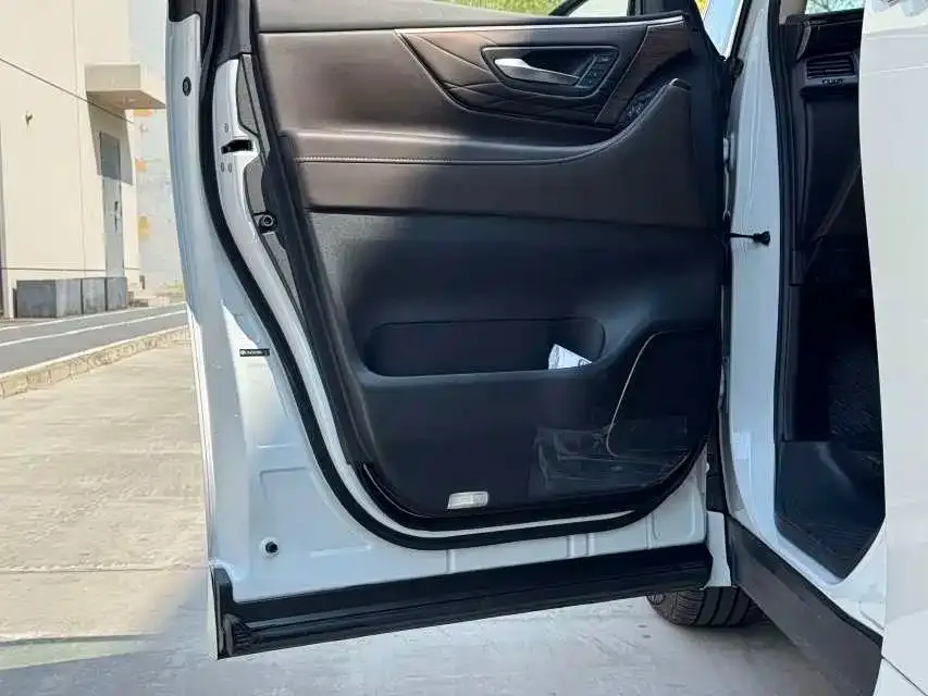 Toyota Alphard — фото 10