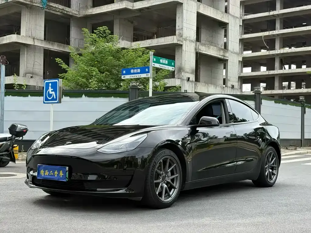 Tesla Model 3 — фото 1