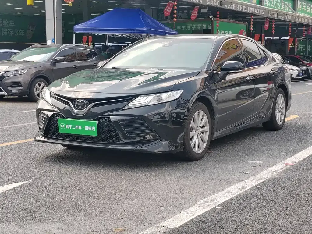 Toyota Camry — фото 1