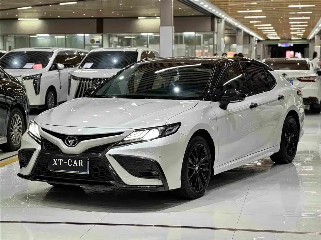 Toyota Camry — фото 1