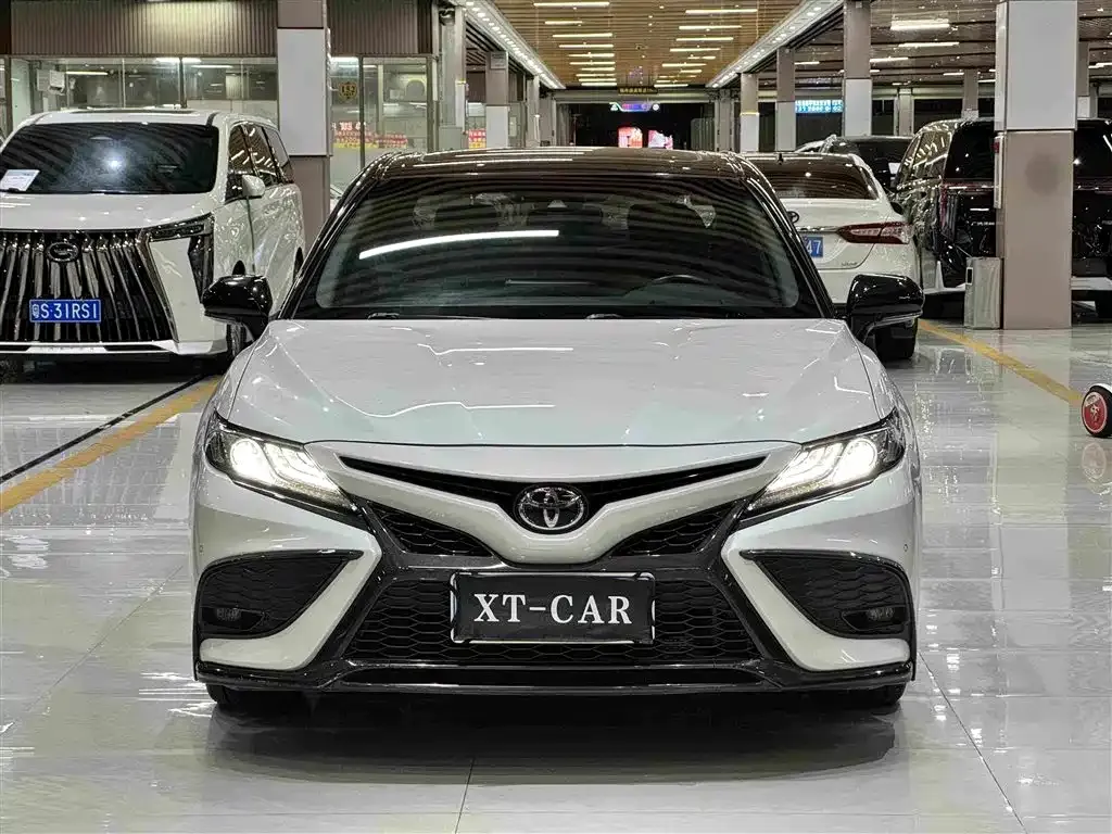 Toyota Camry — фото 3