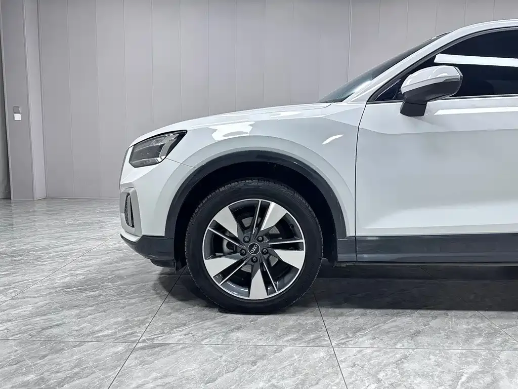 Audi Q2L — фото 10