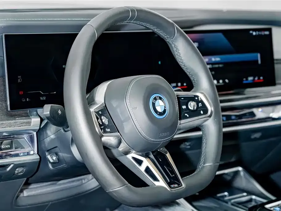 BMW i7 — фото 8