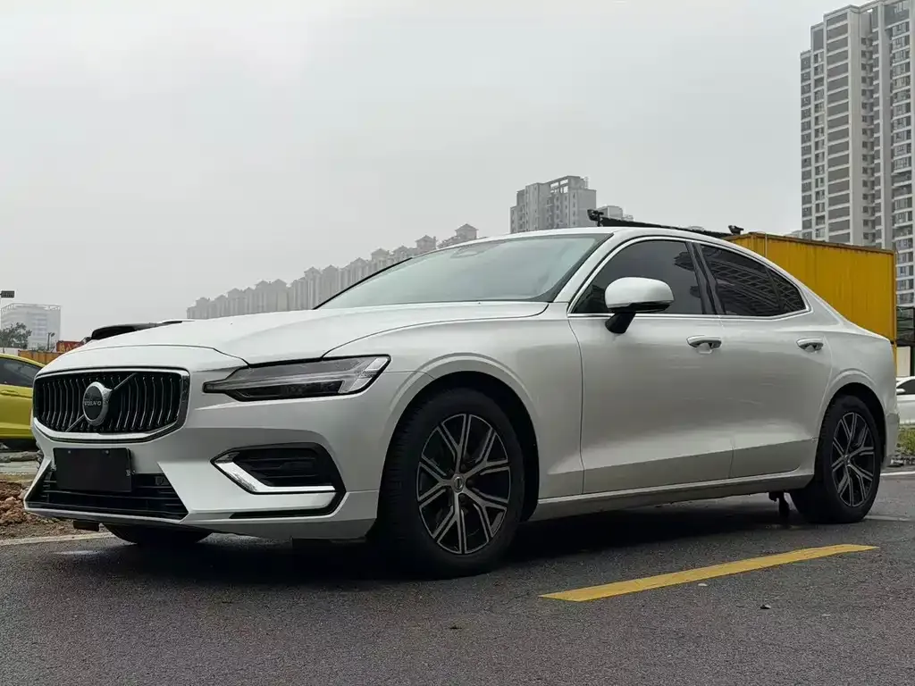 Volvo S60 — фото 1