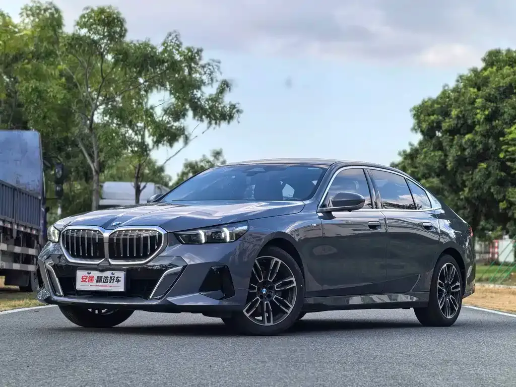 BMW 5 Series — фото 1