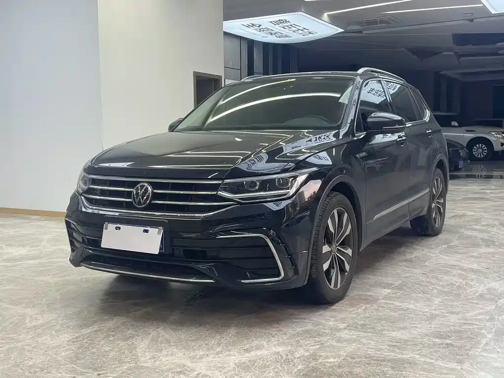 Volkswagen Tiguan L — фото 1
