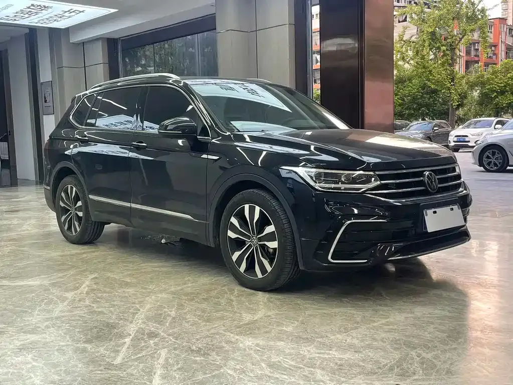 Volkswagen Tiguan L — фото 10