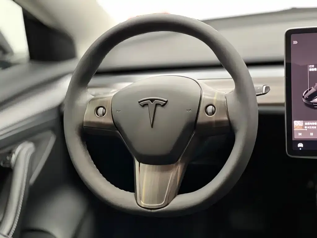 Tesla Model 3 — фото 4