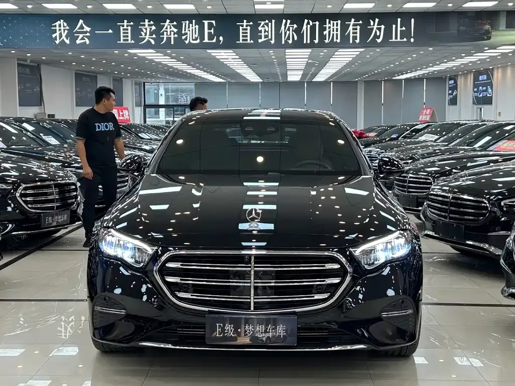 Mercedes-Benz E-Class — фото 1