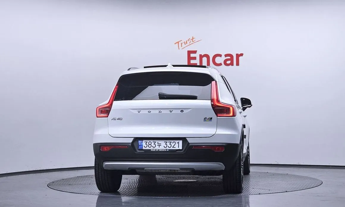 Volvo XC40 — фото 10