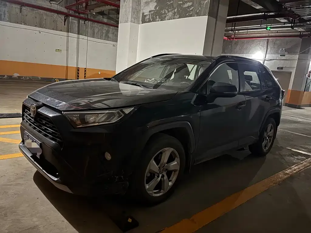 Toyota RAV4 — фото 1