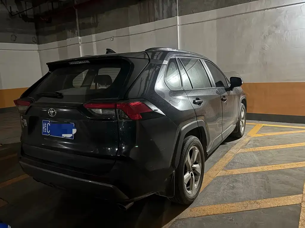Toyota RAV4 — фото 9