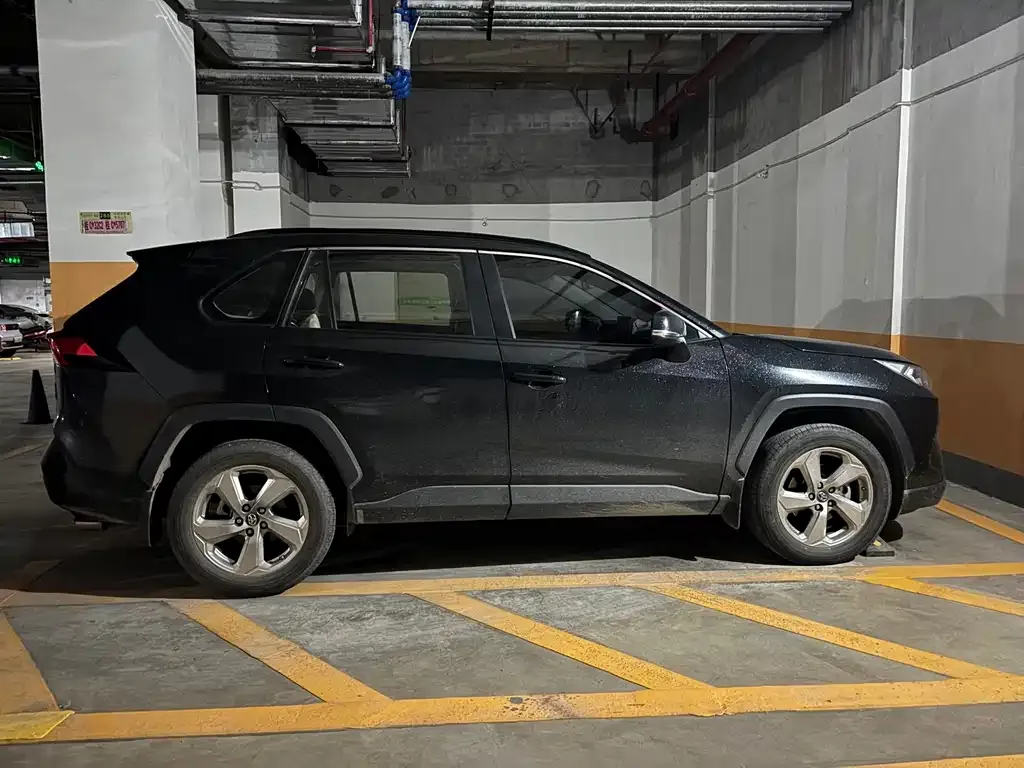 Toyota RAV4 — фото 8