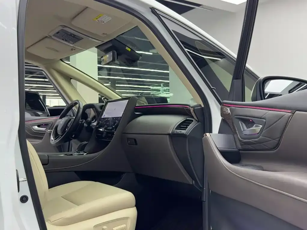 Toyota Alphard — фото 10