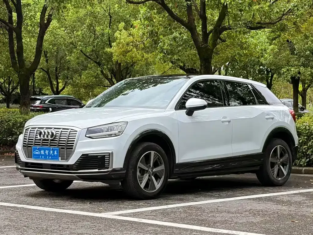 Audi Q2L e-tron — фото 1