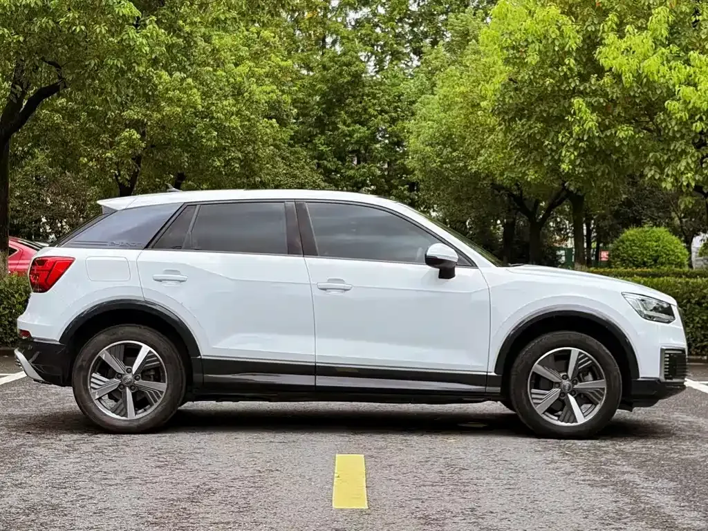 Audi Q2L e-tron — фото 10