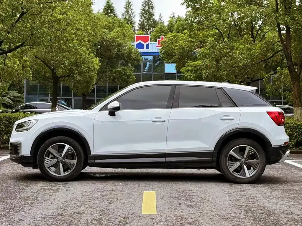 Audi Q2L e-tron — фото 9
