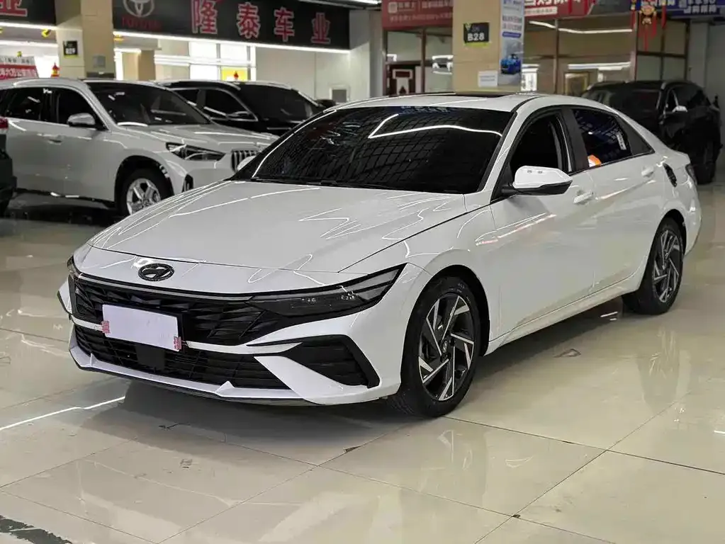 Hyundai Elantra — фото 1