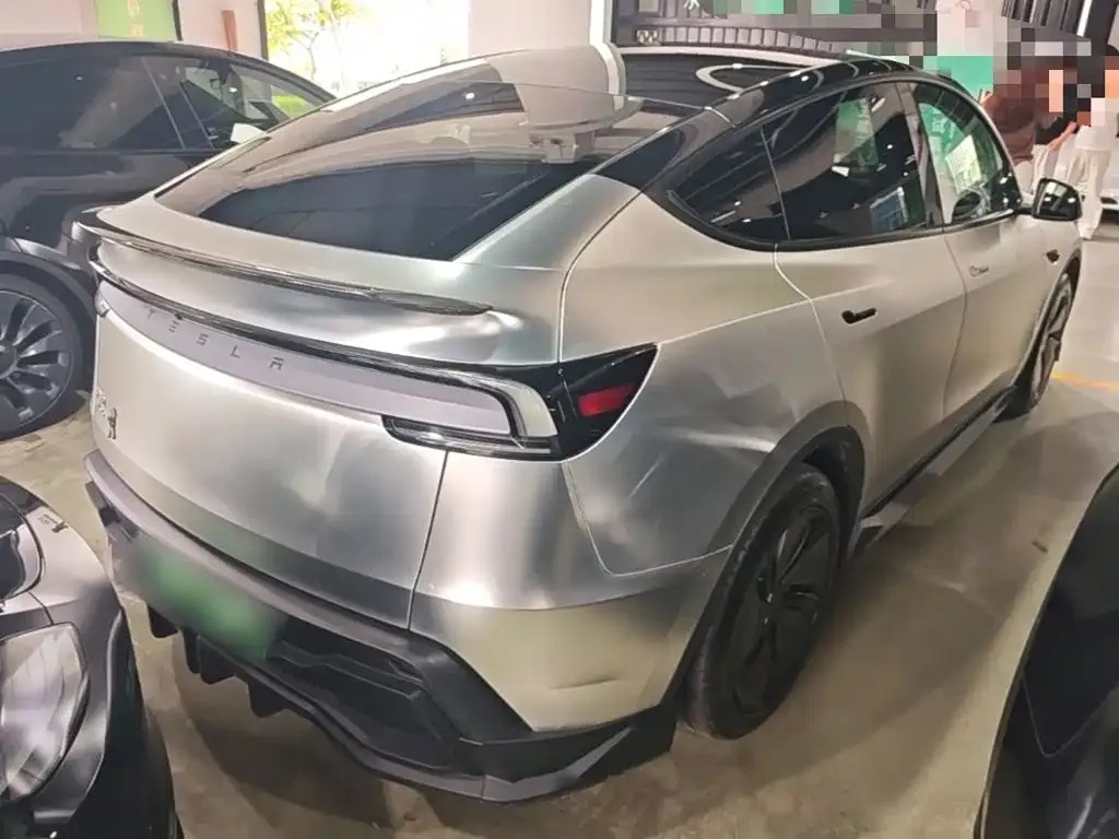 Tesla Model Y — фото 10