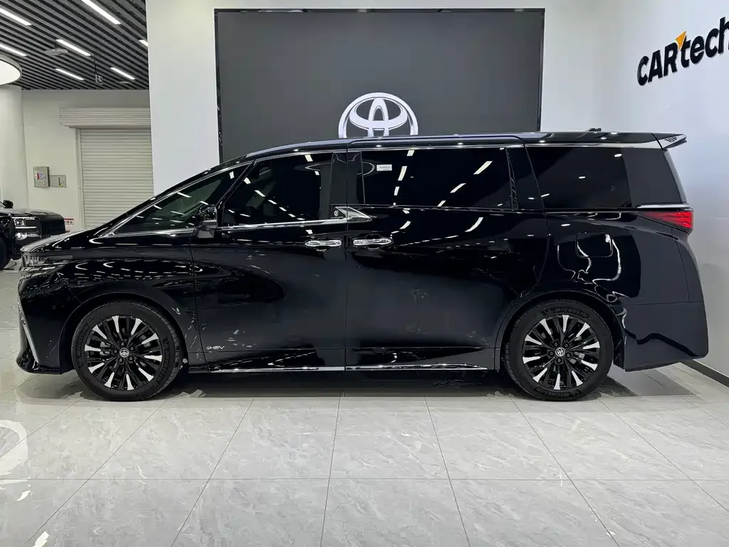 Toyota Alphard — фото 3
