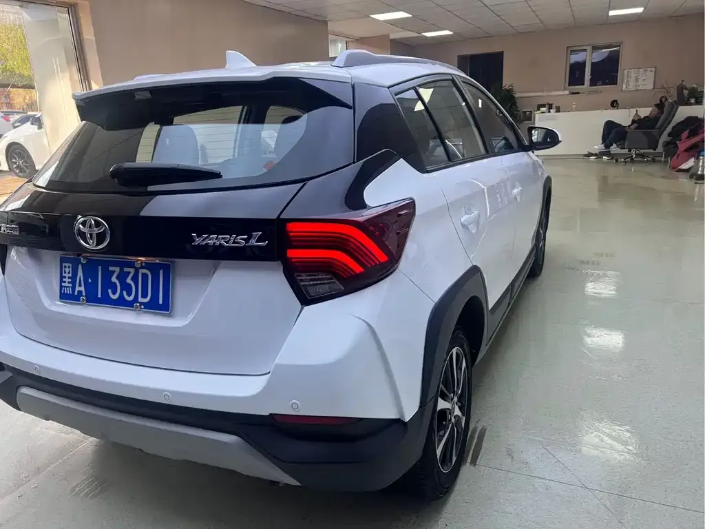 Toyota Yaris L — фото 8
