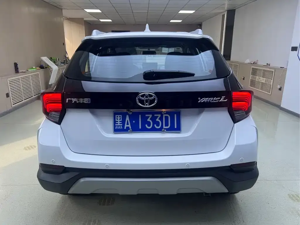 Toyota Yaris L — фото 4