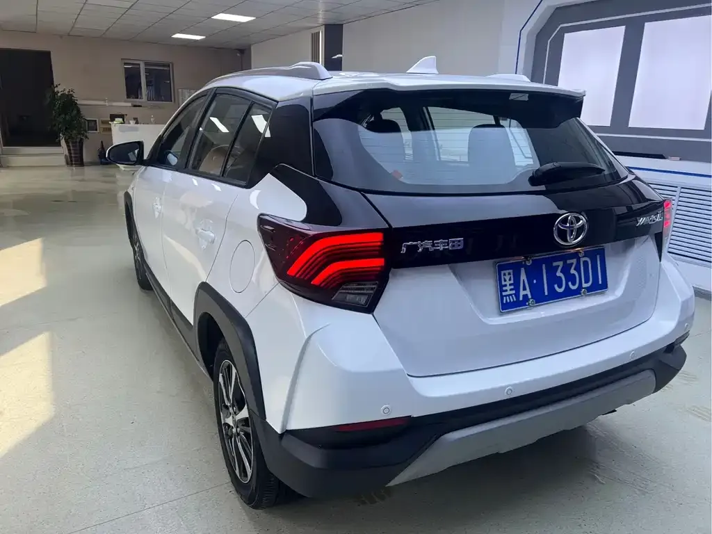 Toyota Yaris L — фото 2