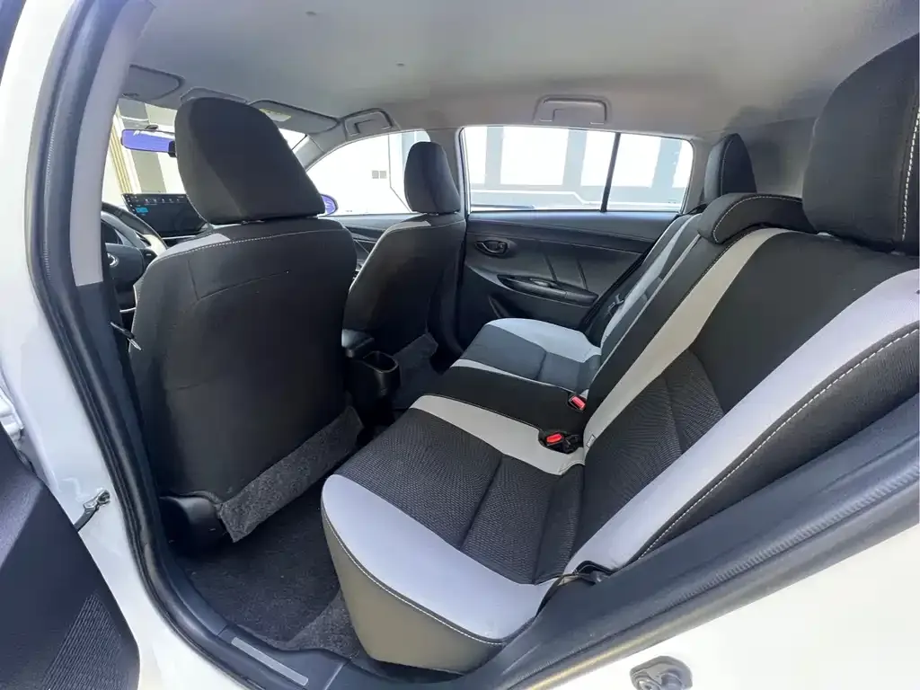 Toyota Yaris L — фото 7