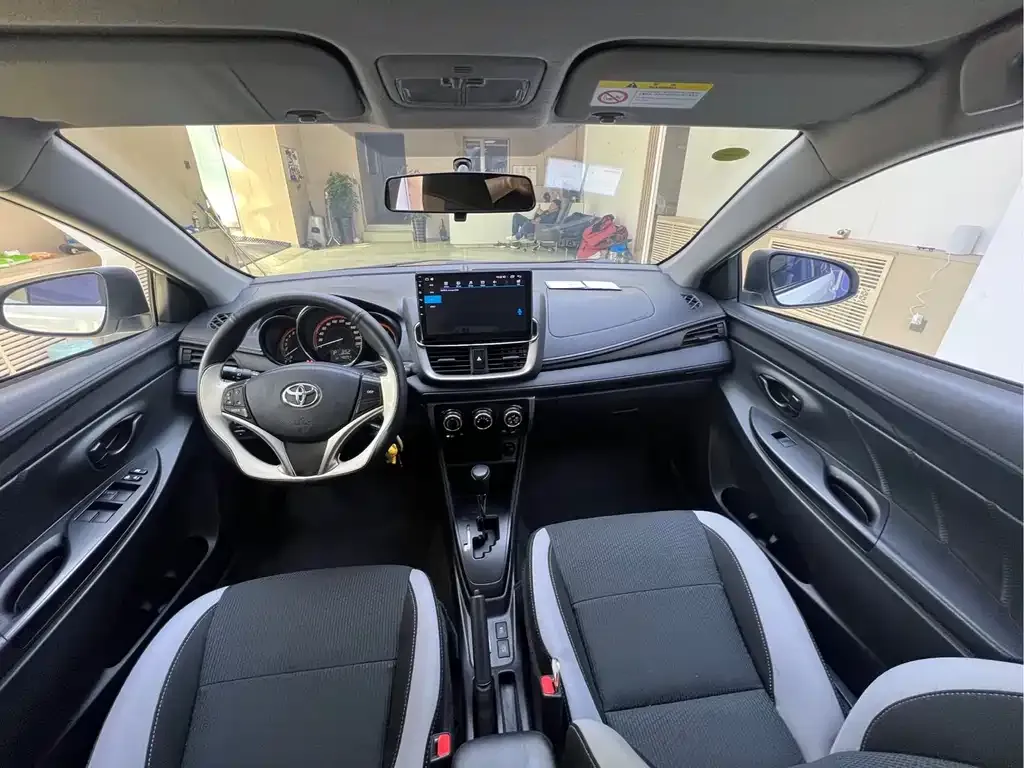 Toyota Yaris L — фото 6