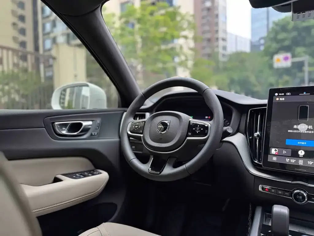 Volvo XC60 — фото 9