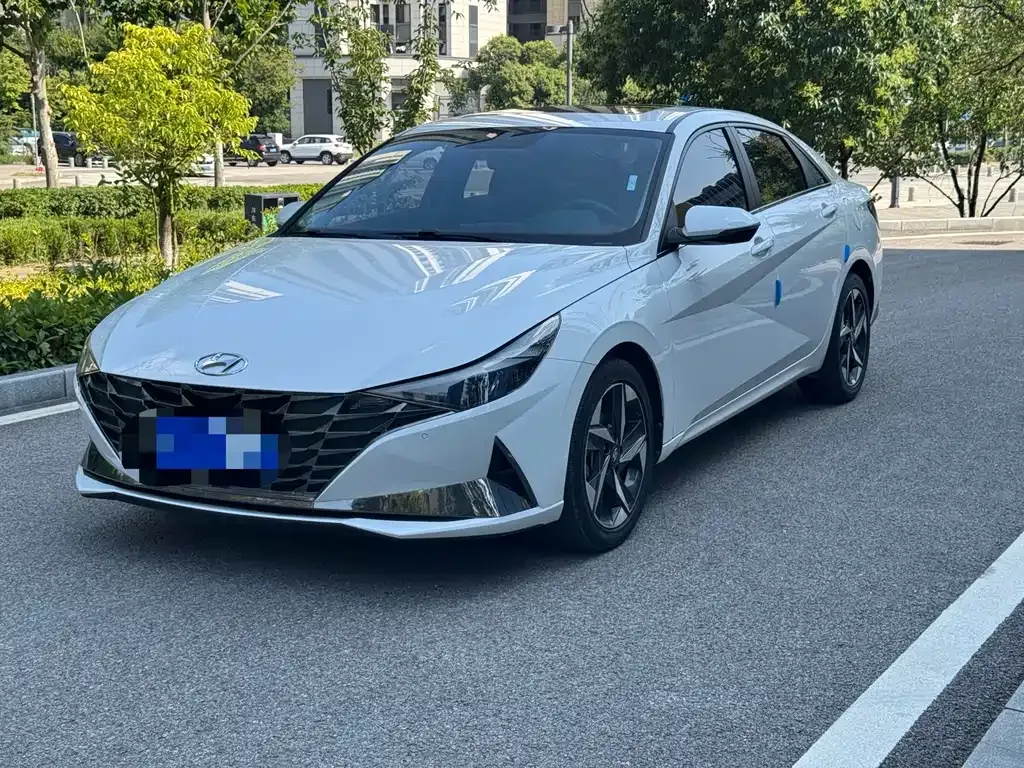 Hyundai Elantra — фото 1